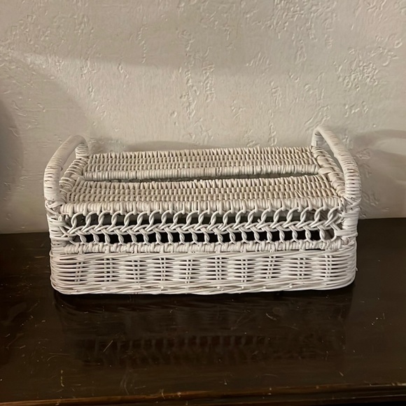 White wicker tissue box cover - Picture 1 of 2